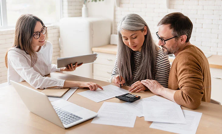 How do Financial Advisors Help in the Accumulation of Retirement Income?